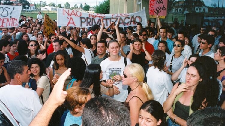 Ato no  campus Capão  do Leão em 2001.