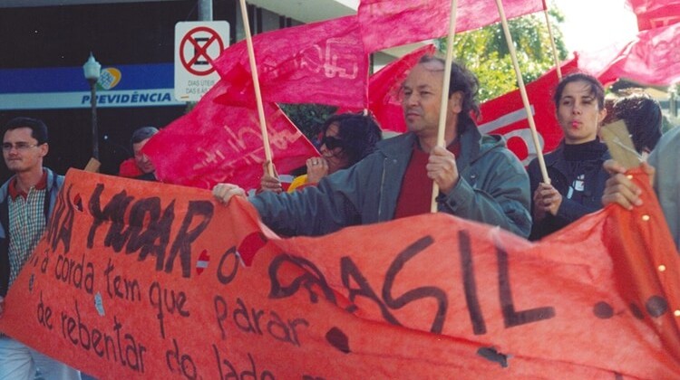 Passeata em Porto Alegre contra a Reforma da Previdência em 2005.